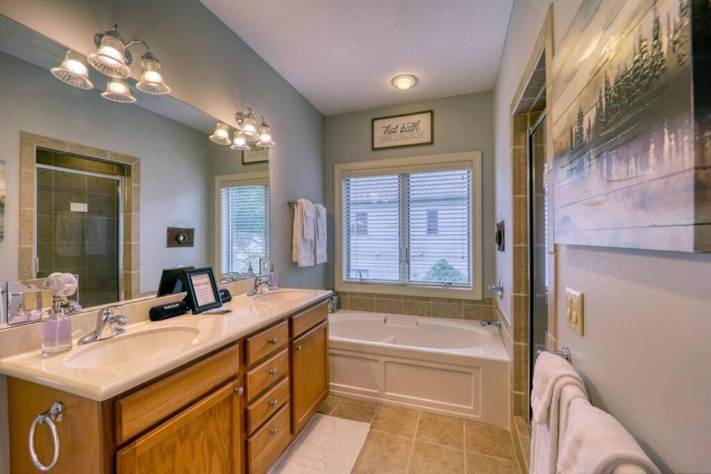 Bucket List Views Sugar Mountain Private Condo - 2Bed, 2Bath, Sleeps 6, Panoramic Views Of Mountains From Large Deck, Short Drive To Shopping, Restaurants, Cafes & Banner Elk Town Екстериор снимка